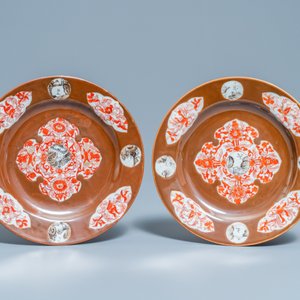 Six Chinese iron red and grisaille capucin brown-ground plates, Qianlong — 照片 6