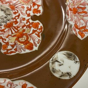 Six Chinese iron red and grisaille capucin brown-ground plates, Qianlong — 照片 9