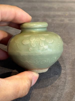 Six Chinese Longquan celadon jarlets with incised floral design, Yuan/Ming — photo 3