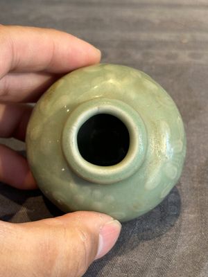 Six Chinese Longquan celadon jarlets with incised floral design, Yuan/Ming — photo 5