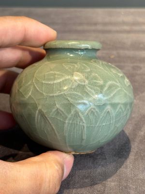 Six Chinese Longquan celadon jarlets with incised floral design, Yuan/Ming — photo 8