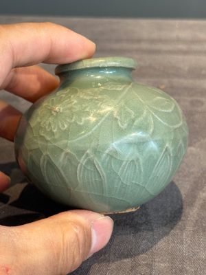 Six Chinese Longquan celadon jarlets with incised floral design, Yuan/Ming — photo 9