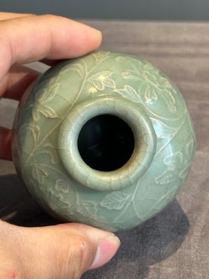 Six Chinese Longquan celadon jarlets with incised floral design, Yuan/Ming — photo 10