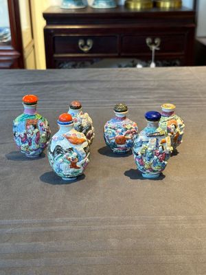 Six Chinese moulded famille rose snuff bottles, Qianlong mark, 19th C. — photo 1