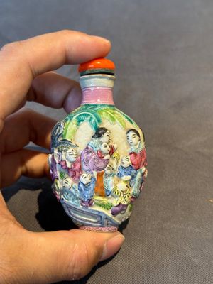Six Chinese moulded famille rose snuff bottles, Qianlong mark, 19th C. — photo 12