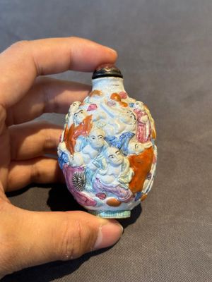 Six Chinese moulded famille rose snuff bottles, Qianlong mark, 19th C. — photo 18
