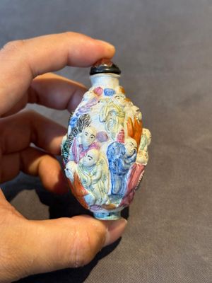 Six Chinese moulded famille rose snuff bottles, Qianlong mark, 19th C. — photo 19