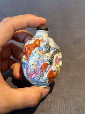 Six Chinese moulded famille rose snuff bottles, Qianlong mark, 19th C. — photo 20