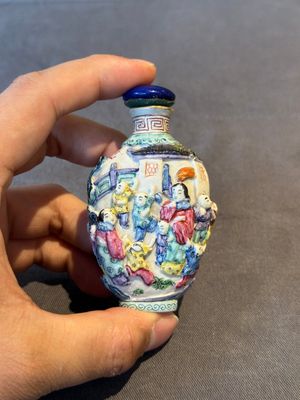 Six Chinese moulded famille rose snuff bottles, Qianlong mark, 19th C. — photo 2