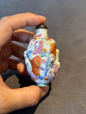 Six Chinese moulded famille rose snuff bottles, Qianlong mark, 19th C. — photo 21