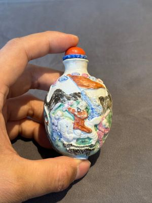 Six Chinese moulded famille rose snuff bottles, Qianlong mark, 19th C. — photo 26