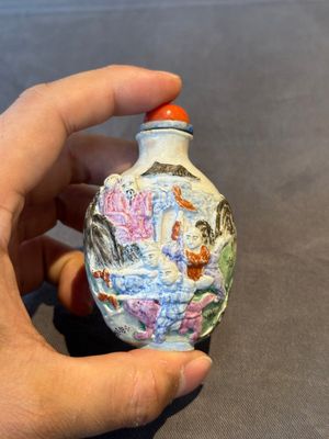 Six Chinese moulded famille rose snuff bottles, Qianlong mark, 19th C. — photo 28