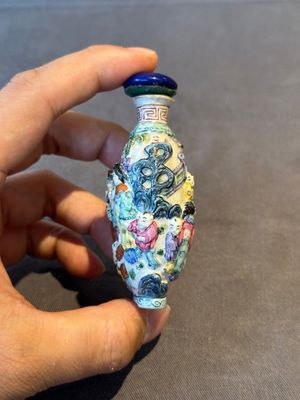 Six Chinese moulded famille rose snuff bottles, Qianlong mark, 19th C. — photo 3