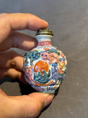 Six Chinese moulded famille rose snuff bottles, Qianlong mark, 19th C. — photo 34