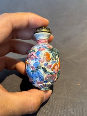 Six Chinese moulded famille rose snuff bottles, Qianlong mark, 19th C. — photo 35