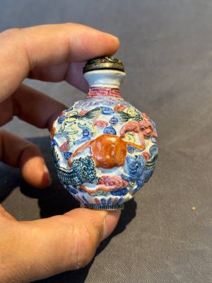 Six Chinese moulded famille rose snuff bottles, Qianlong mark, 19th C. — photo 36