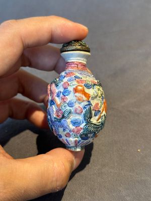 Six Chinese moulded famille rose snuff bottles, Qianlong mark, 19th C. — photo 37