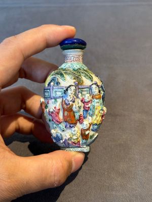 Six Chinese moulded famille rose snuff bottles, Qianlong mark, 19th C. — photo 4
