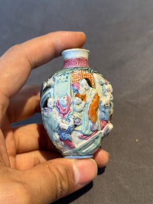 Six Chinese moulded famille rose snuff bottles, Qianlong mark, 19th C. — photo 42