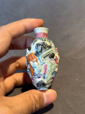 Six Chinese moulded famille rose snuff bottles, Qianlong mark, 19th C. — photo 43