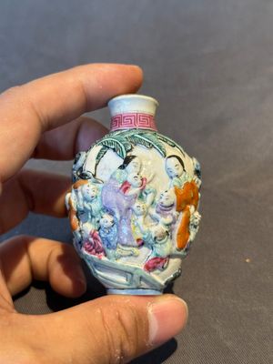 Six Chinese moulded famille rose snuff bottles, Qianlong mark, 19th C. — photo 44