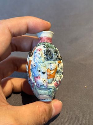 Six Chinese moulded famille rose snuff bottles, Qianlong mark, 19th C. — photo 45
