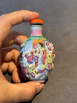 Six Chinese moulded famille rose snuff bottles, Qianlong mark, 19th C. — photo 10