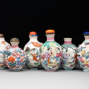 Six Chinese moulded famille rose snuff bottles, Qianlong mark, 19th C. — photo 1