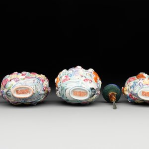 Six Chinese moulded famille rose snuff bottles, Qianlong mark, 19th C. — photo 11