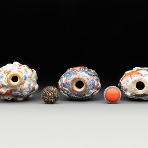 Six Chinese moulded famille rose snuff bottles, Qianlong mark, 19th C. — photo 12