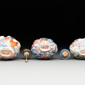 Six Chinese moulded famille rose snuff bottles, Qianlong mark, 19th C. — photo 13