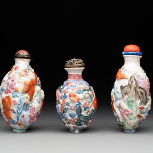 Six Chinese moulded famille rose snuff bottles, Qianlong mark, 19th C. — photo 3