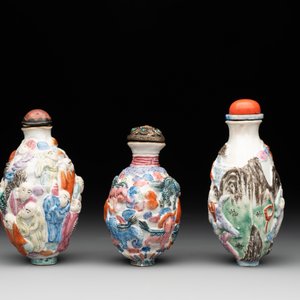 Six Chinese moulded famille rose snuff bottles, Qianlong mark, 19th C. — photo 4