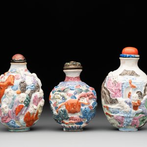 Six Chinese moulded famille rose snuff bottles, Qianlong mark, 19th C. — photo 5