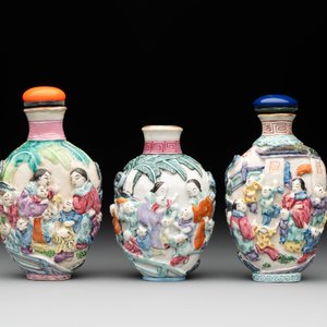 Six Chinese moulded famille rose snuff bottles, Qianlong mark, 19th C. — photo 6