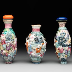 Six Chinese moulded famille rose snuff bottles, Qianlong mark, 19th C. — photo 7