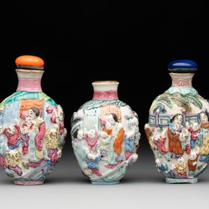 Six Chinese moulded famille rose snuff bottles, Qianlong mark, 19th C. — photo 8