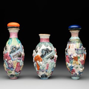 Six Chinese moulded famille rose snuff bottles, Qianlong mark, 19th C. — photo 9