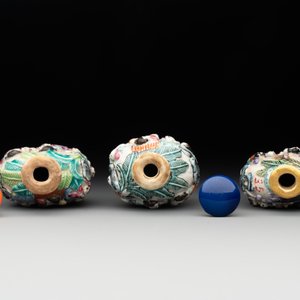 Six Chinese moulded famille rose snuff bottles, Qianlong mark, 19th C. — photo 10