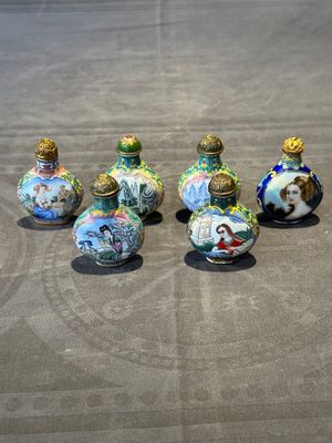 Six Chinese Peking enamel snuff bottles with European design, Qianlong mark, 19/20th C. — photo 1
