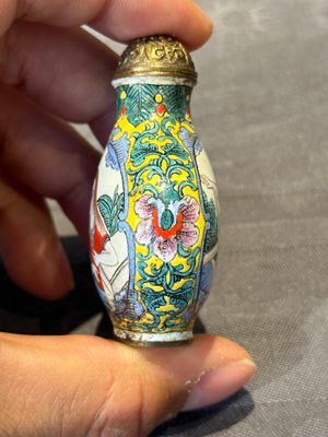 Six Chinese Peking enamel snuff bottles with European design, Qianlong mark, 19/20th C. — photo 11