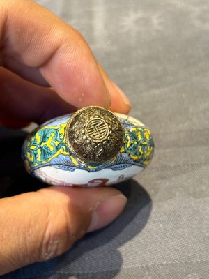 Six Chinese Peking enamel snuff bottles with European design, Qianlong mark, 19/20th C. — photo 12