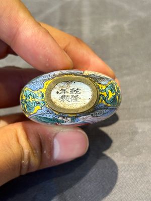 Six Chinese Peking enamel snuff bottles with European design, Qianlong mark, 19/20th C. — photo 13