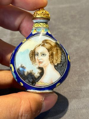 Six Chinese Peking enamel snuff bottles with European design, Qianlong mark, 19/20th C. — photo 14