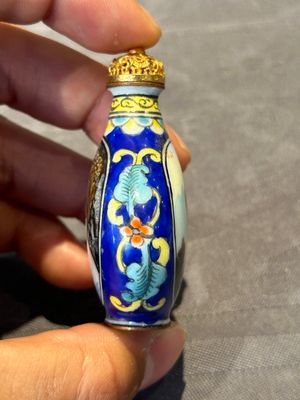 Six Chinese Peking enamel snuff bottles with European design, Qianlong mark, 19/20th C. — photo 15