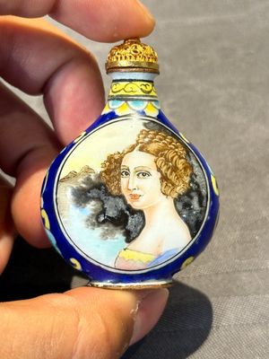 Six Chinese Peking enamel snuff bottles with European design, Qianlong mark, 19/20th C. — photo 16