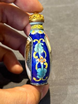 Six Chinese Peking enamel snuff bottles with European design, Qianlong mark, 19/20th C. — photo 17