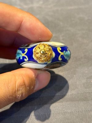 Six Chinese Peking enamel snuff bottles with European design, Qianlong mark, 19/20th C. — photo 18