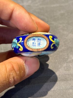 Six Chinese Peking enamel snuff bottles with European design, Qianlong mark, 19/20th C. — photo 19