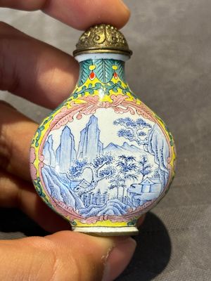 Six Chinese Peking enamel snuff bottles with European design, Qianlong mark, 19/20th C. — photo 20